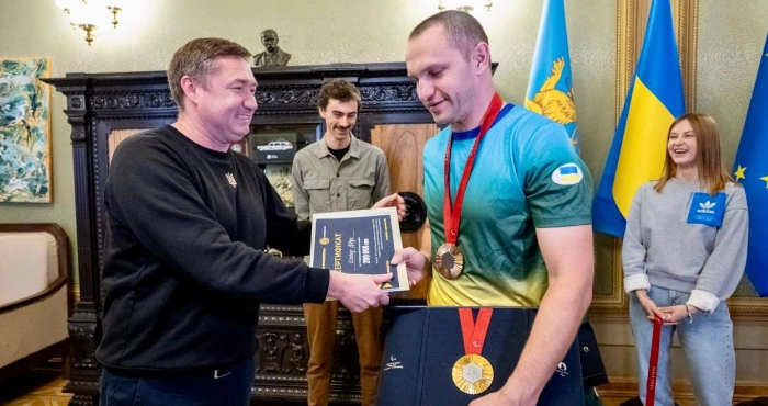 Віктор Дідух вирішив продати свою паралімпійську ракетку, щоб підтримати Збройні Сили України - повідомляє Українська газета Час.